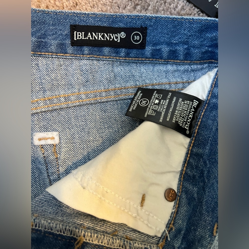 NWT Blank NYC Distressed Shorts Size 30 - Picture 3 of 3